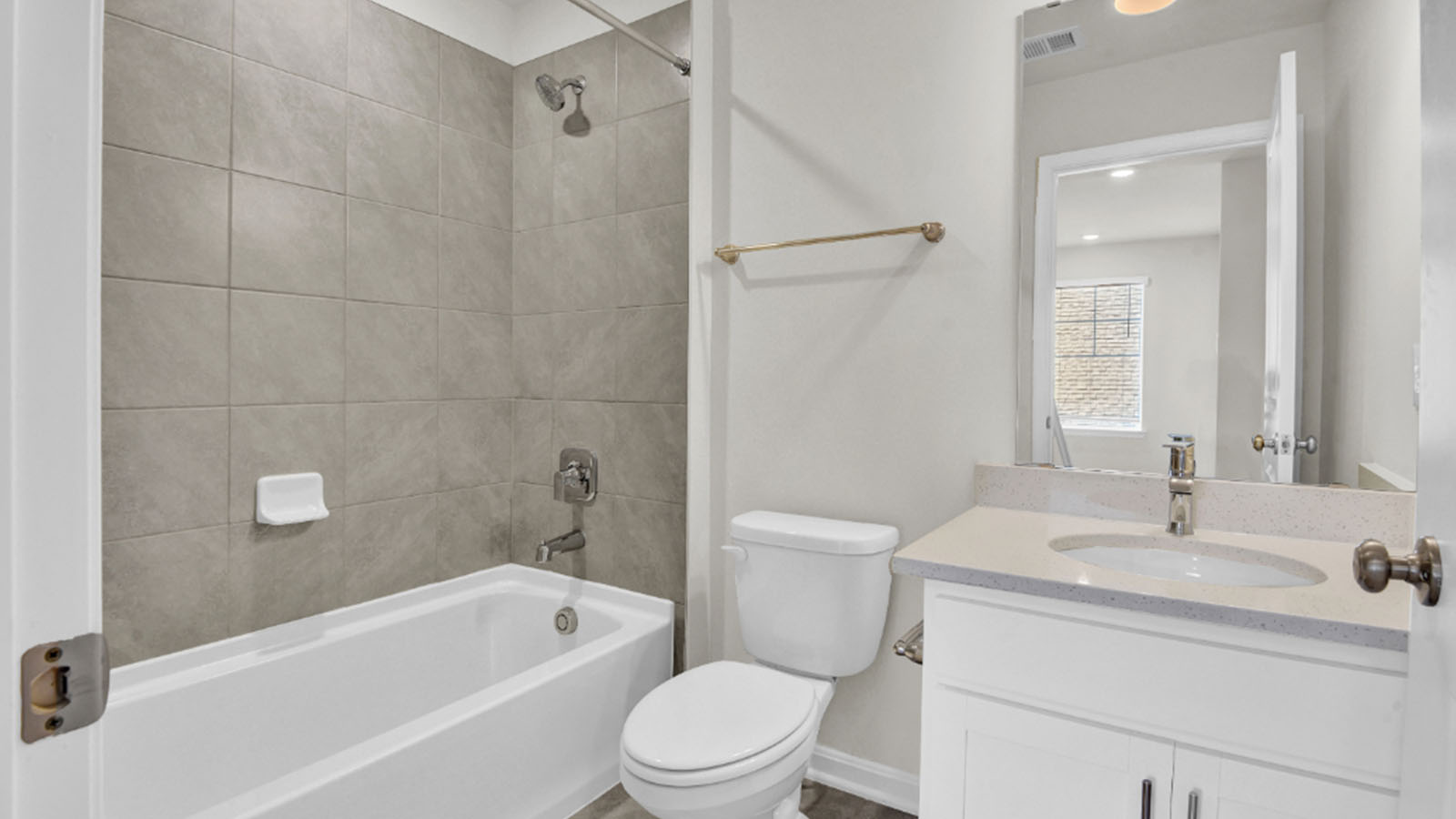 secondary full bathroom