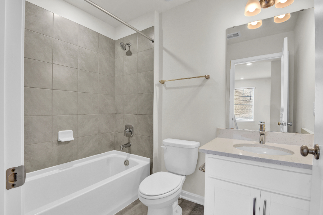 secondary full bathroom