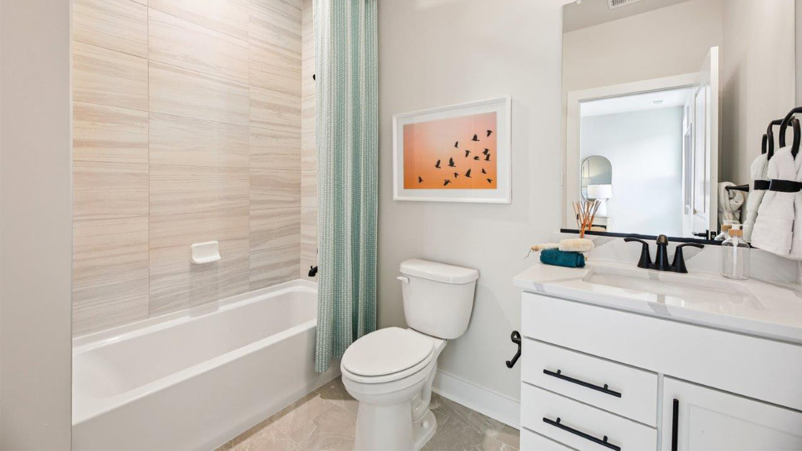 secondary full bathroom