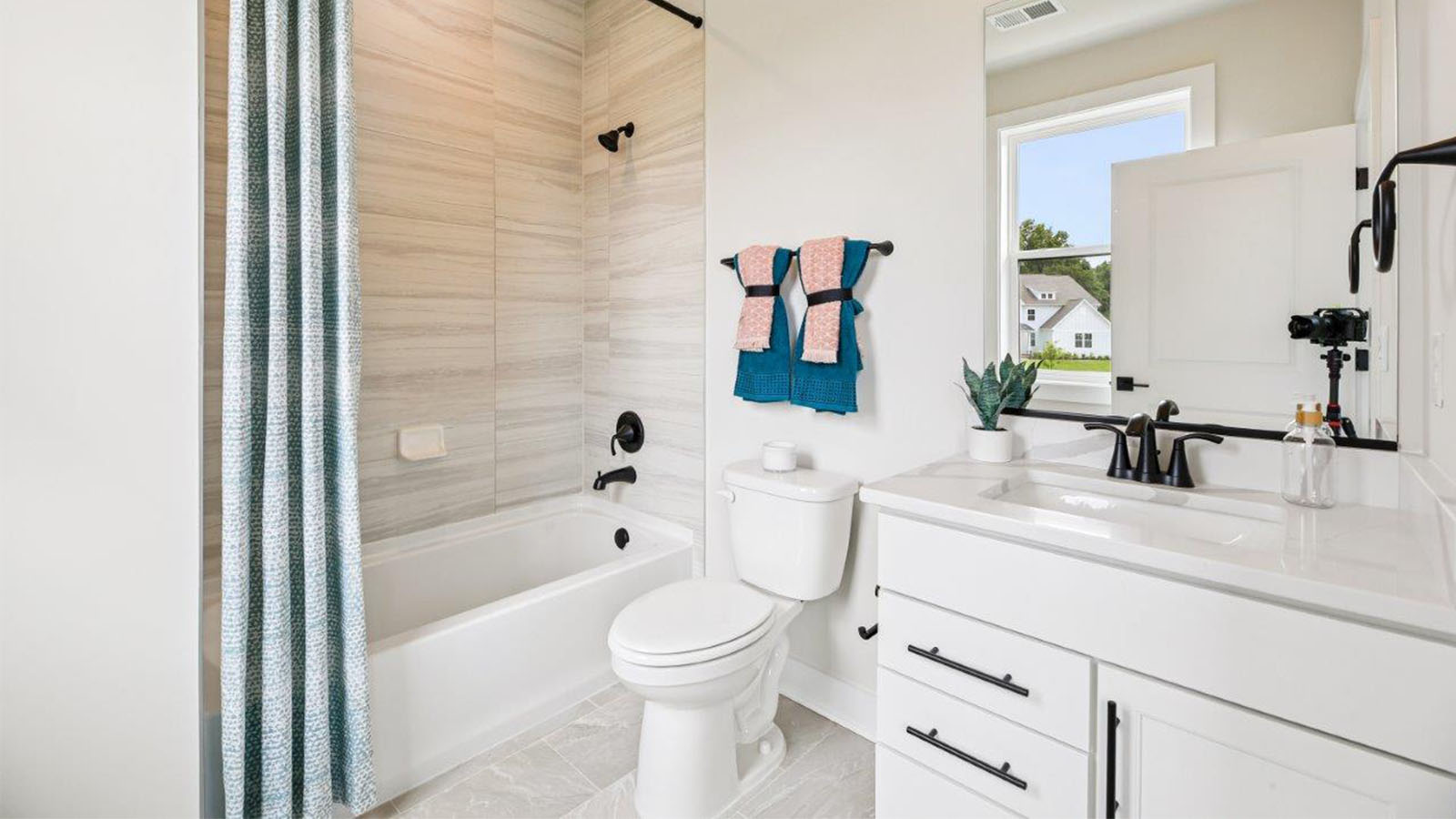 secondary full bathroom