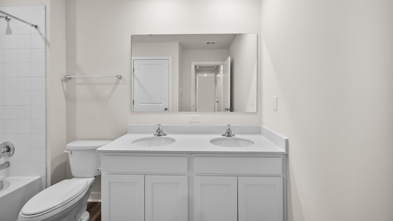 secondary full bathroom