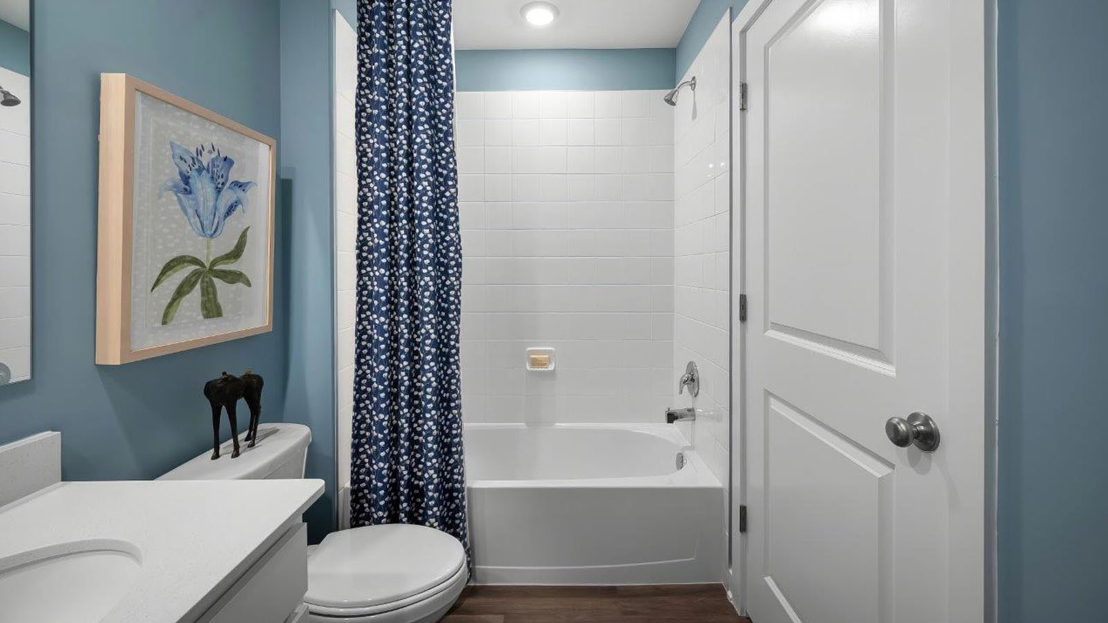 secondary full bathroom