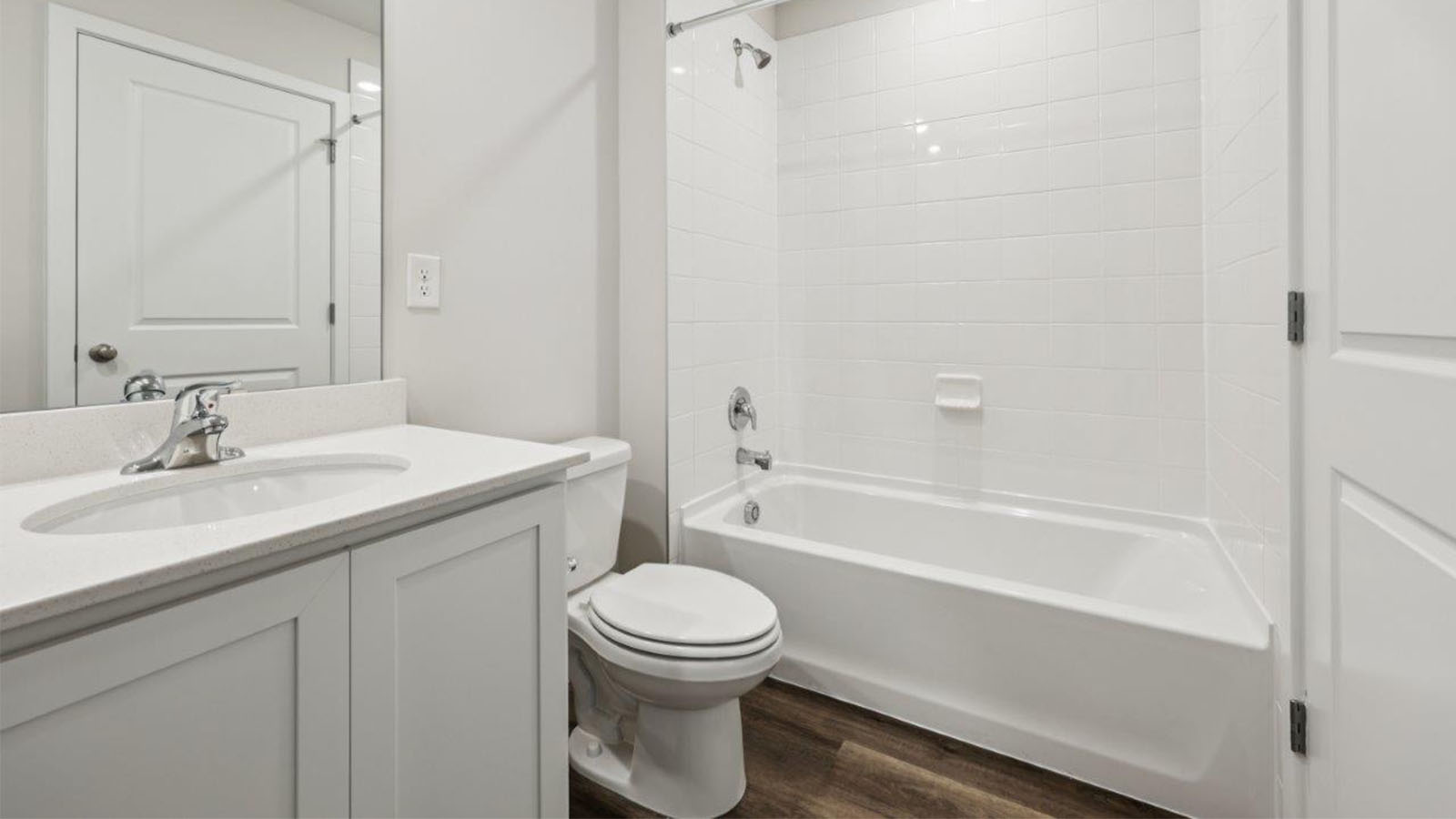 secondary full bathroom