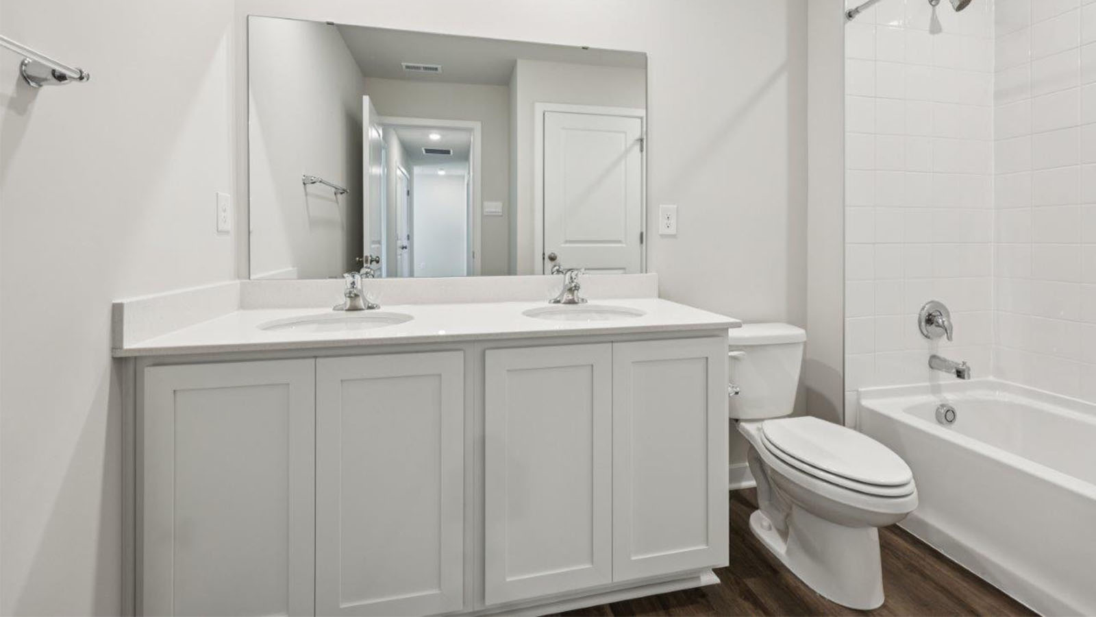 secondary full bathroom