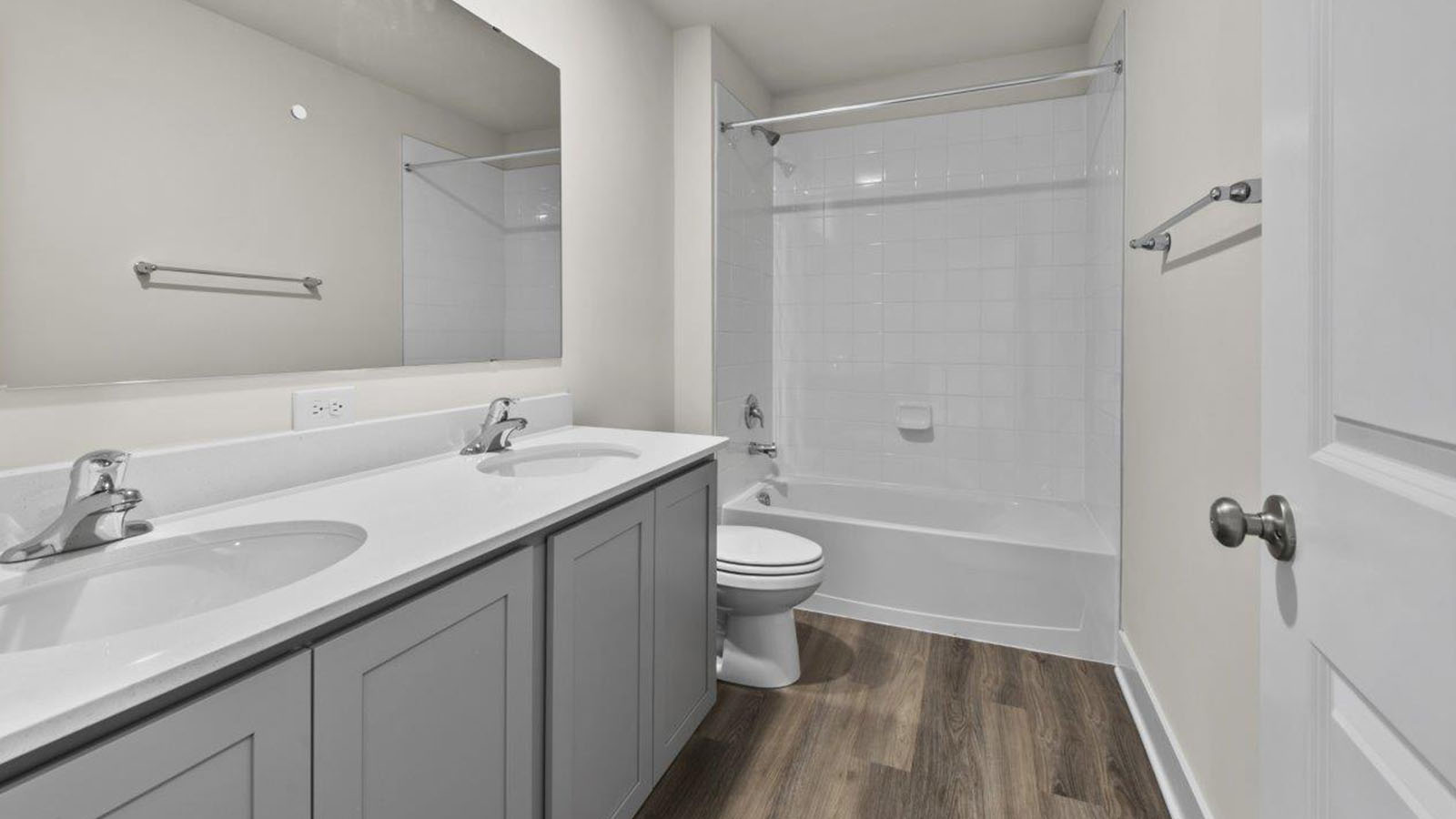 secondary full bath