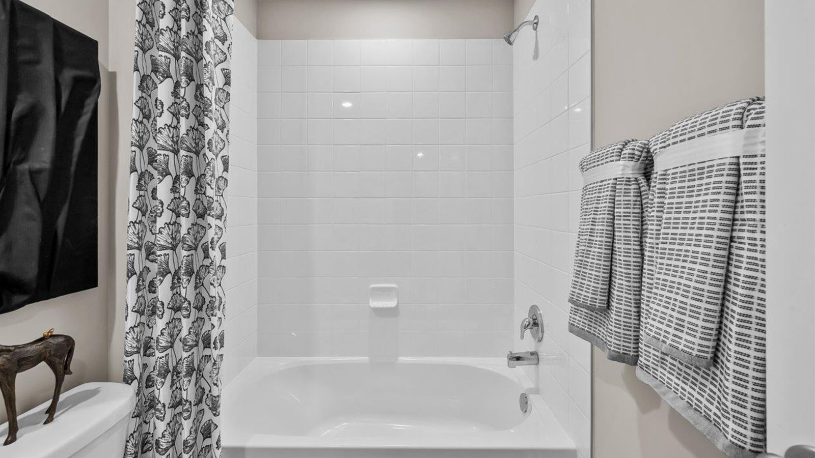 secondary full bathroom