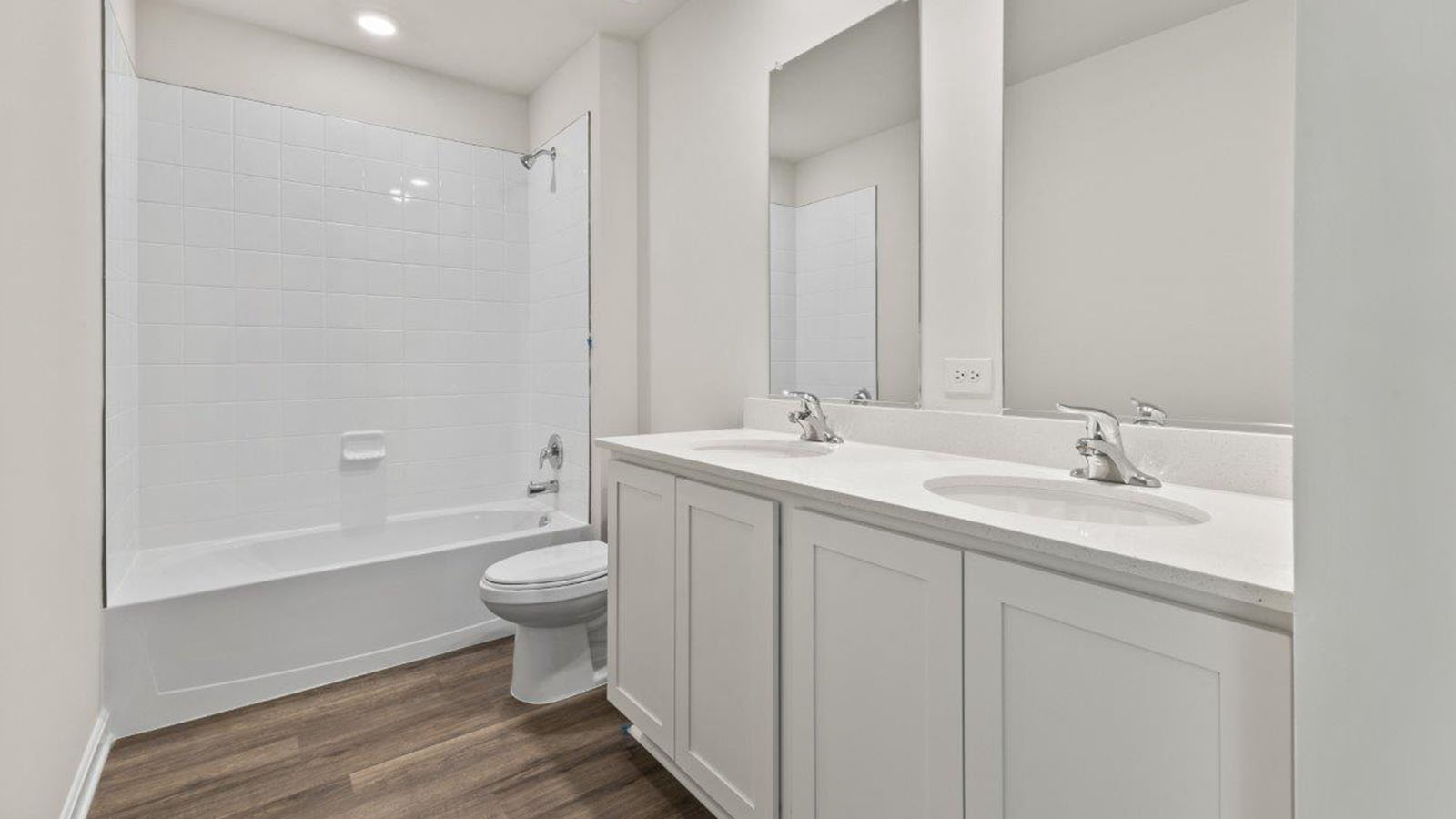 secondary full bathroom
