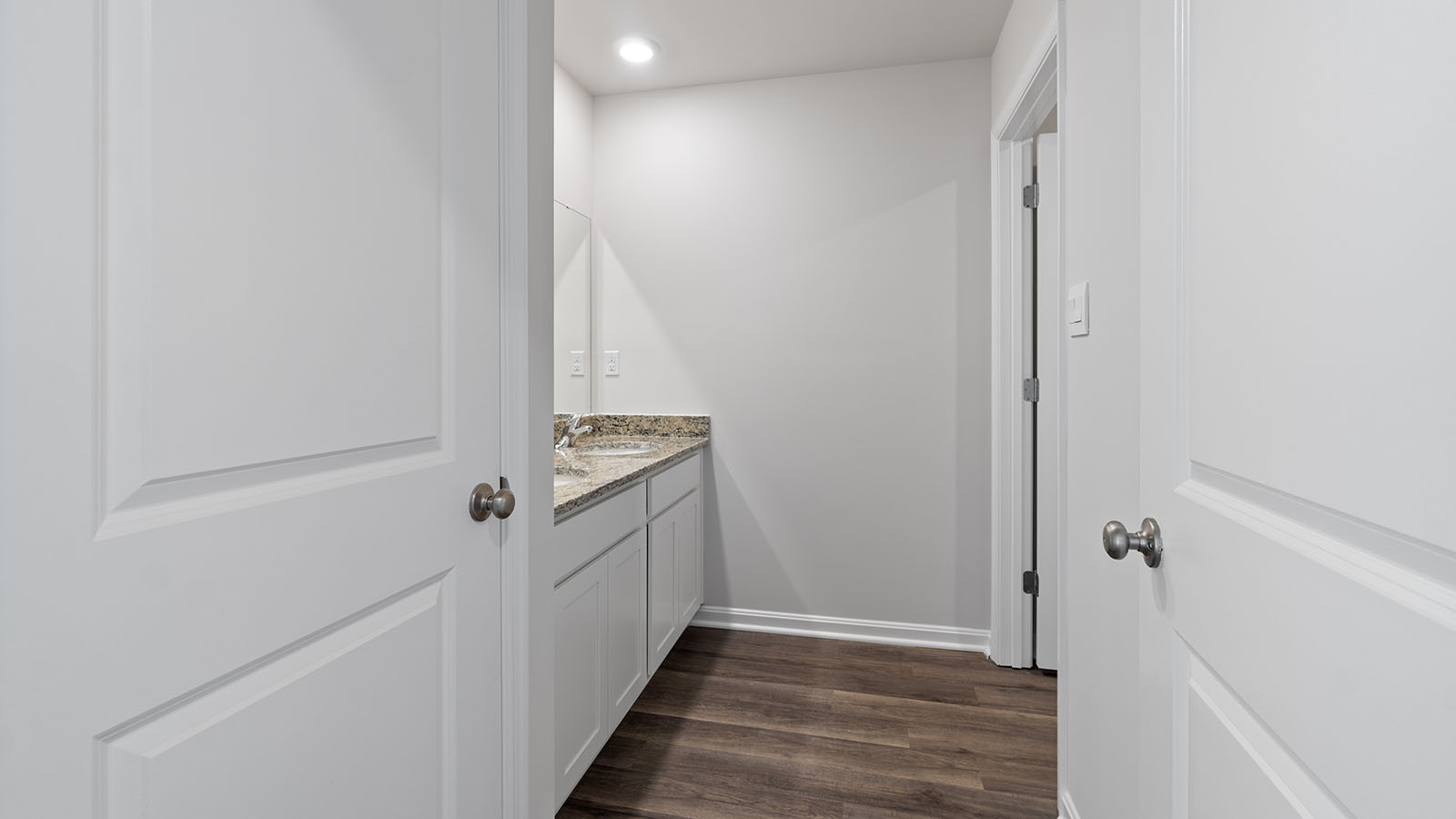 secondary full bathroom