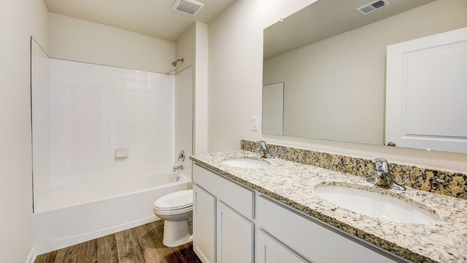 secondary full bathroom