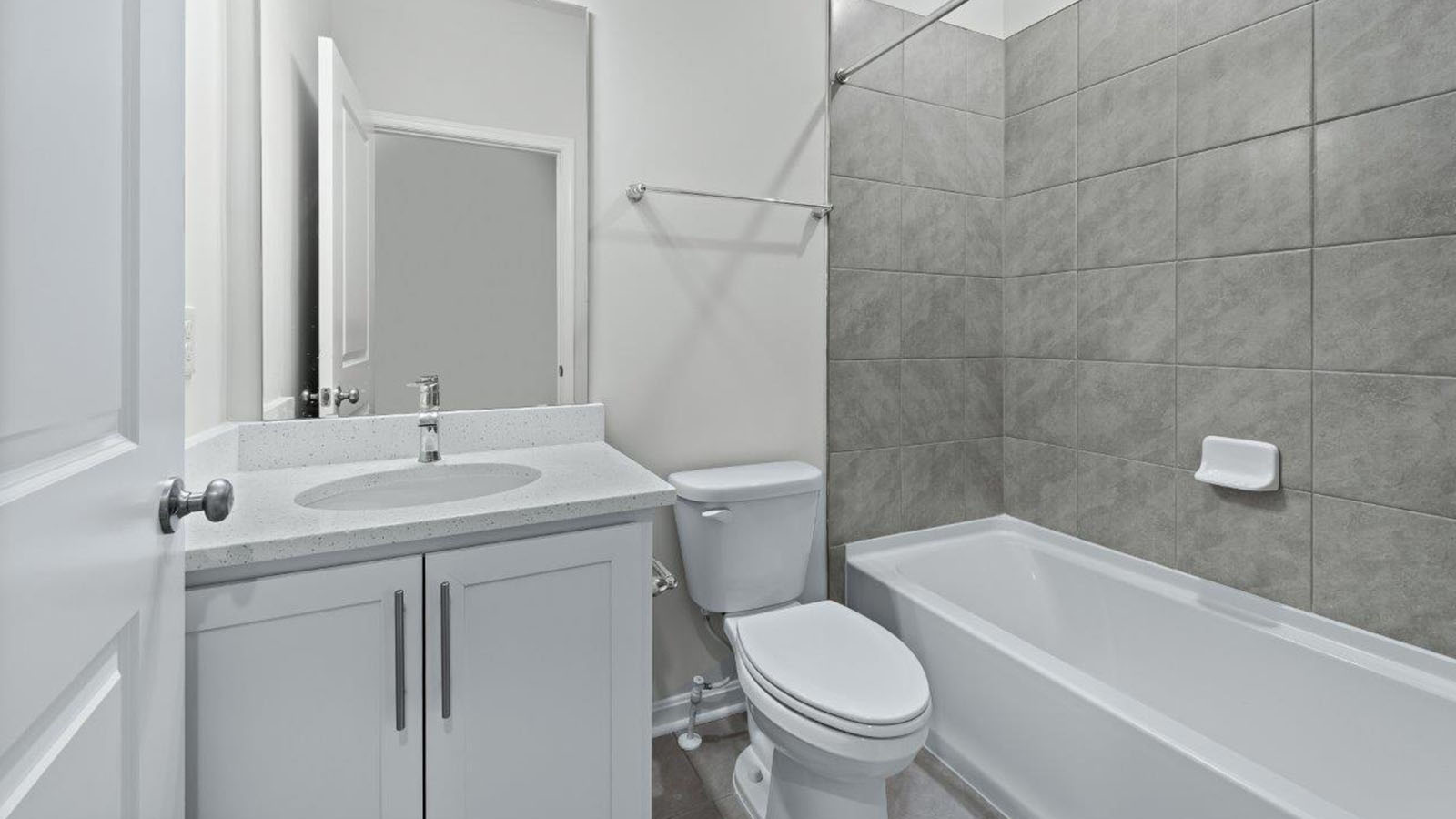 secondary full bathroom