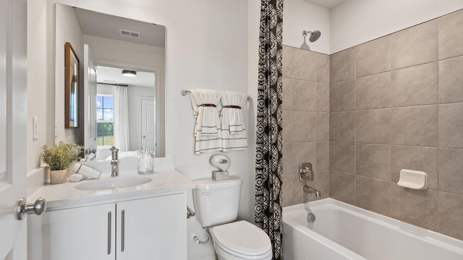 secondary full bathroom