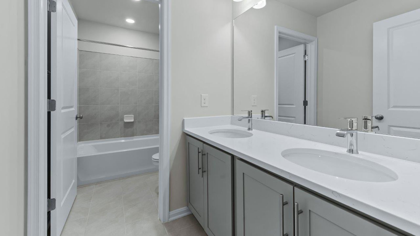 secondary full bathroom