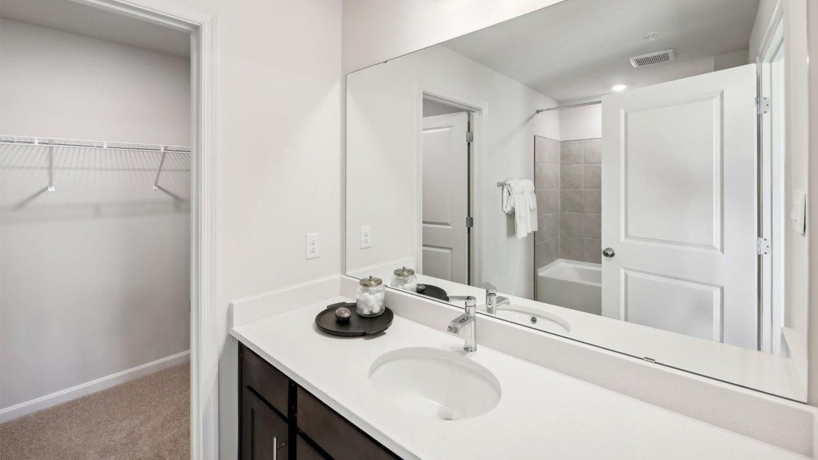 Alec single family new home second floor secondary full bathroom