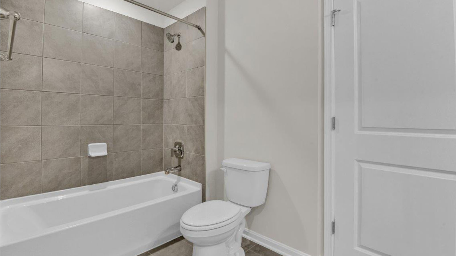 secondary full bathroom