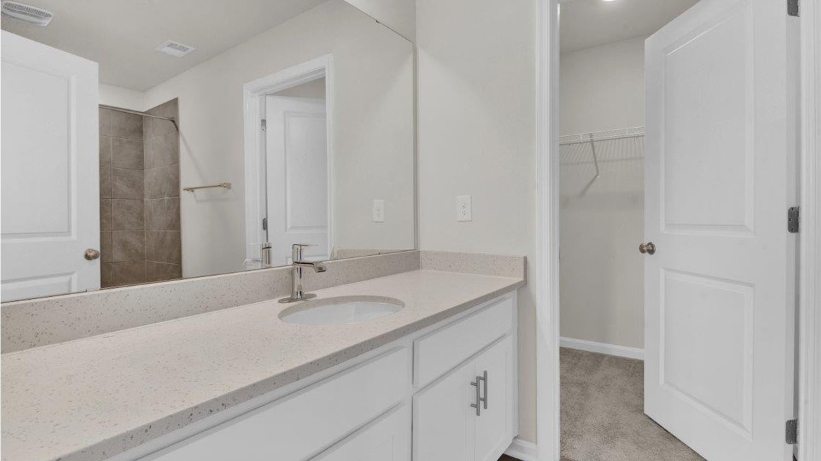 secondary full bathroom
