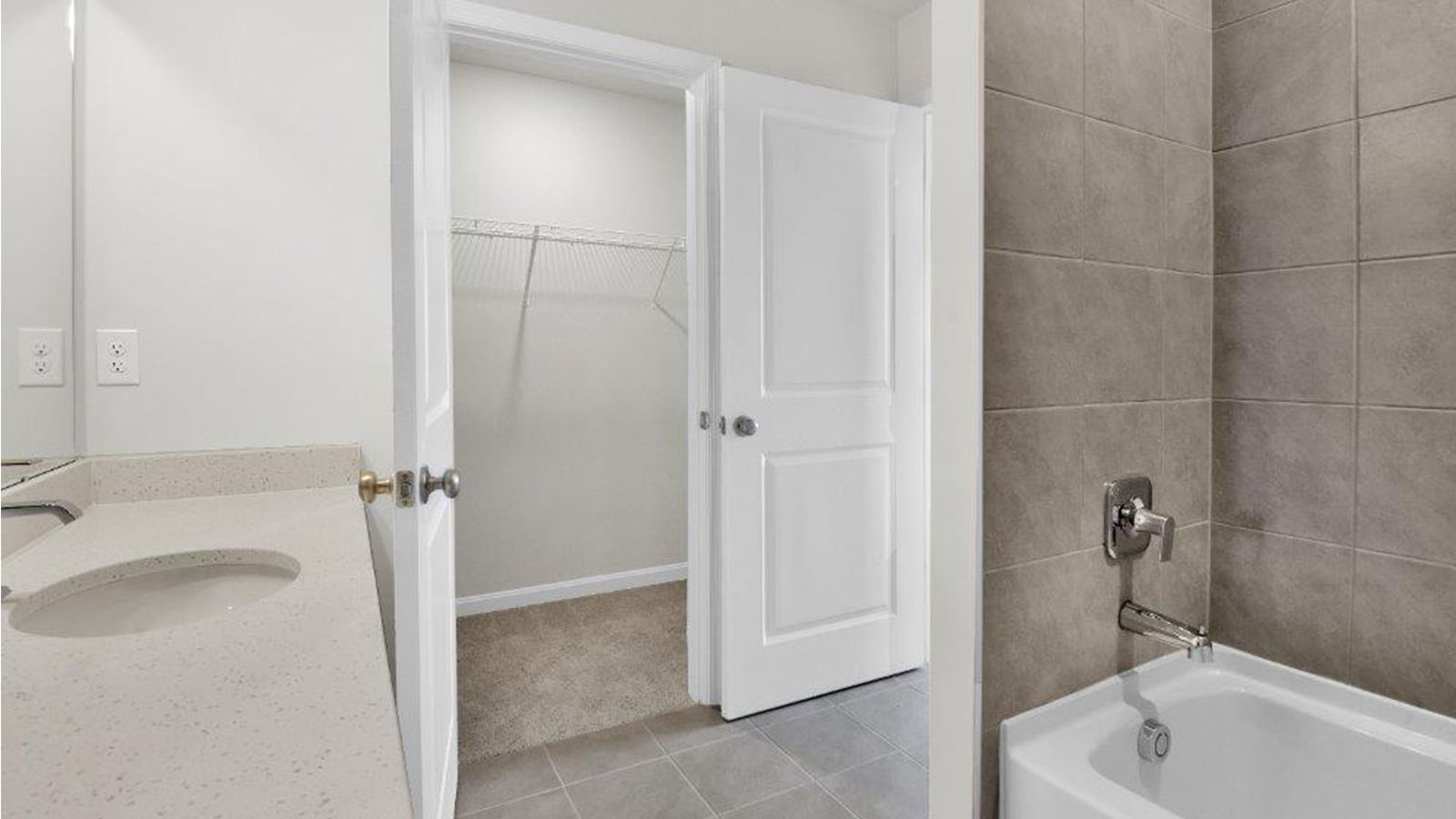 secondary full bathroom