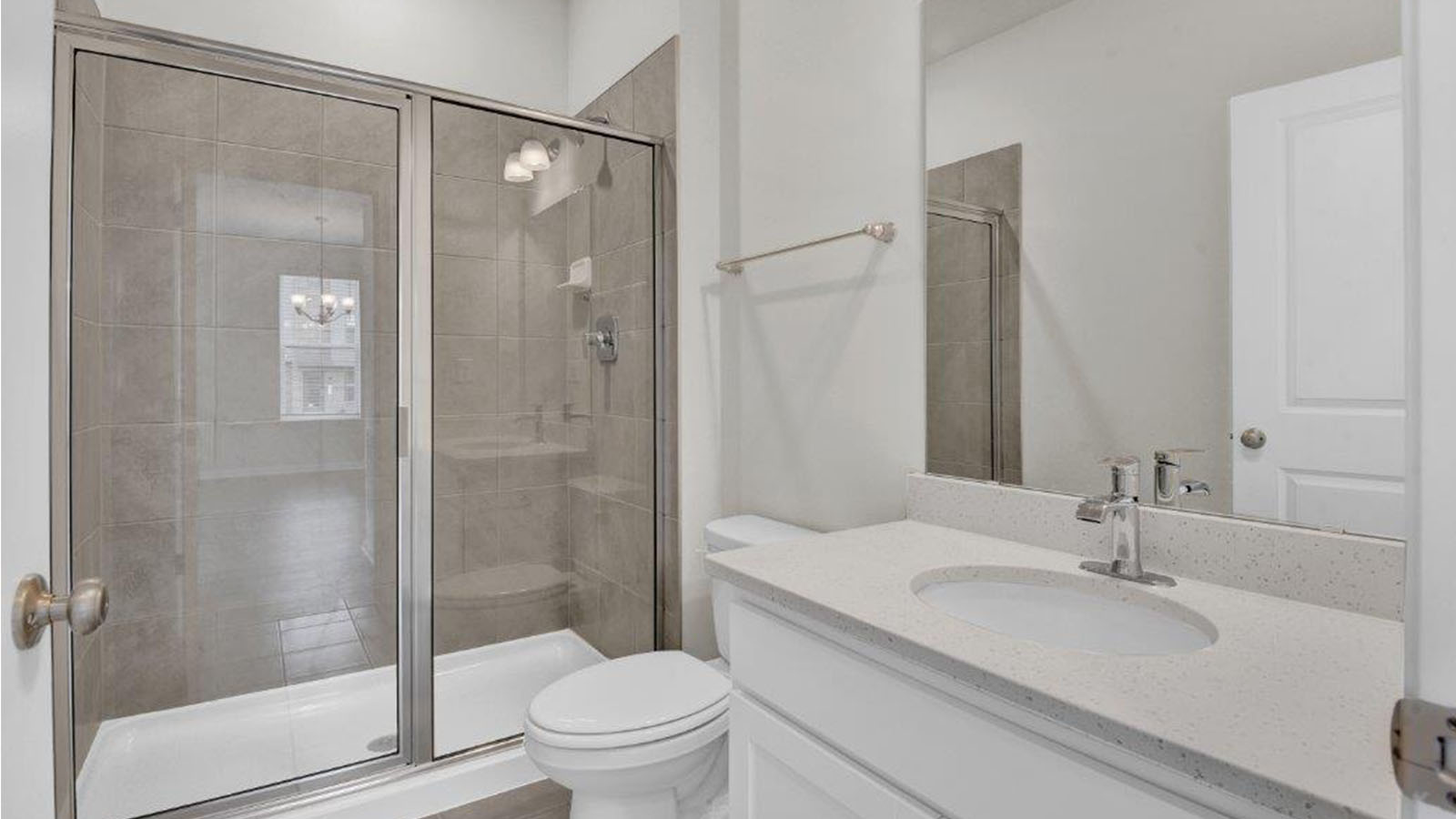 secondary full bathroom