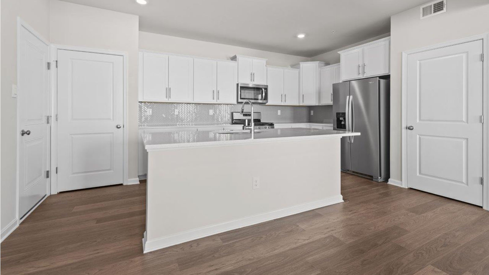 shaker kitchen cabinets with quartz counters
