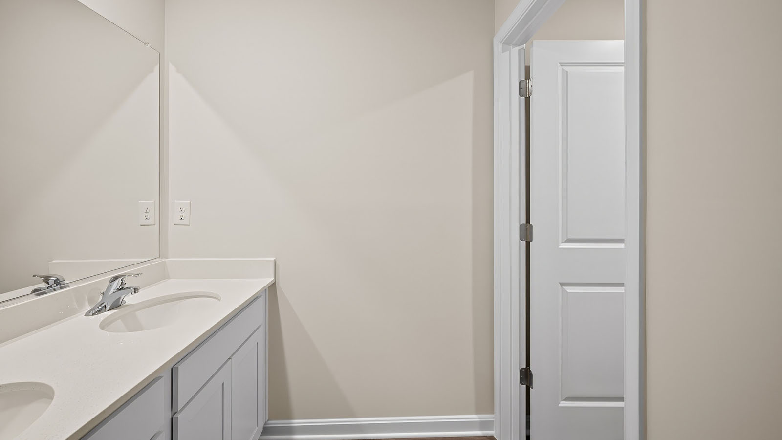 secondary full bathroom