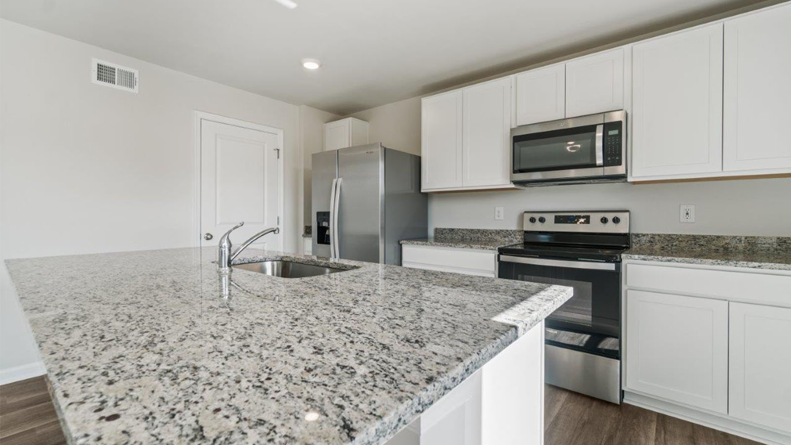 white shaker kitchen cabinets