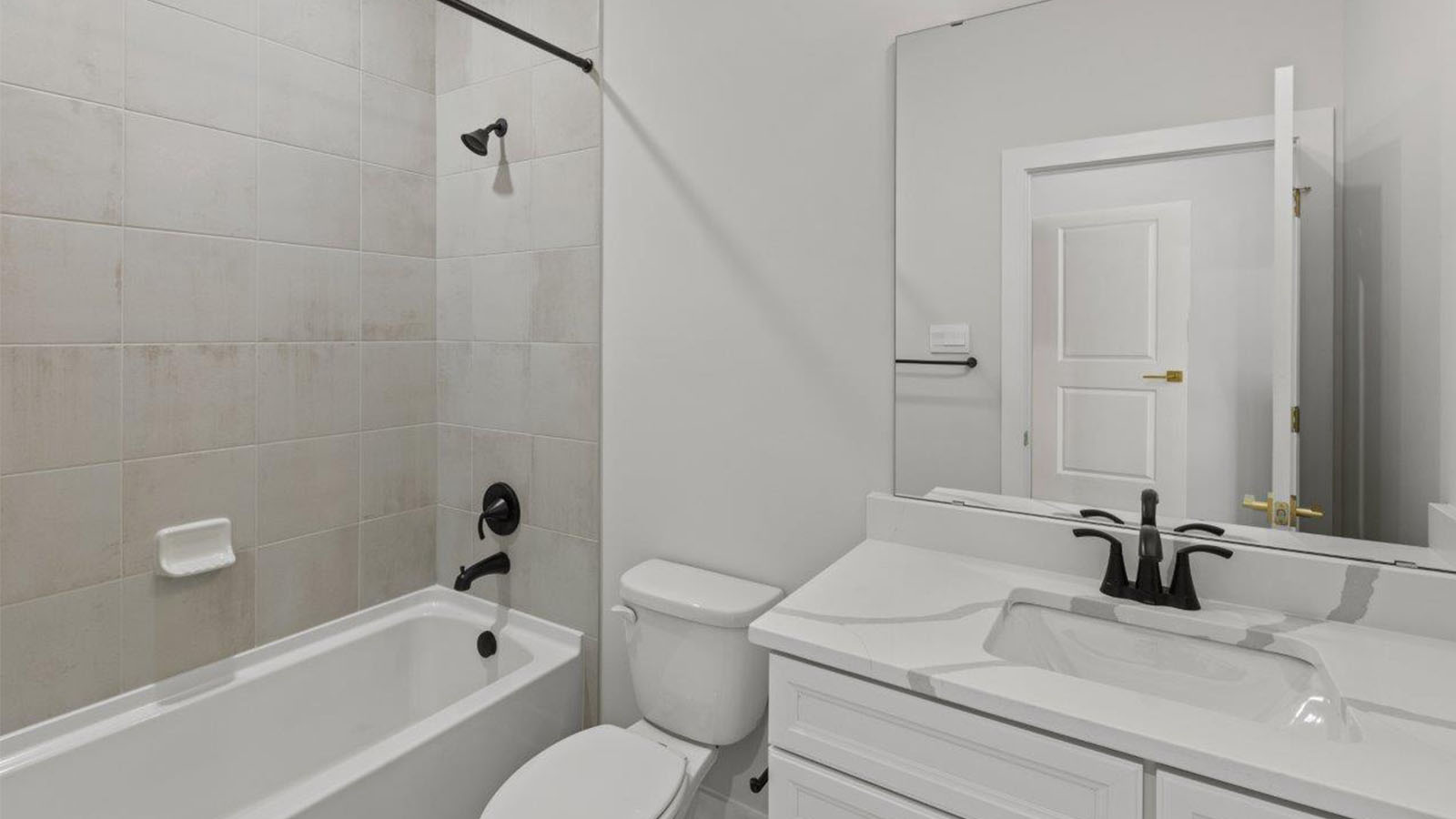 secondary full bathroom