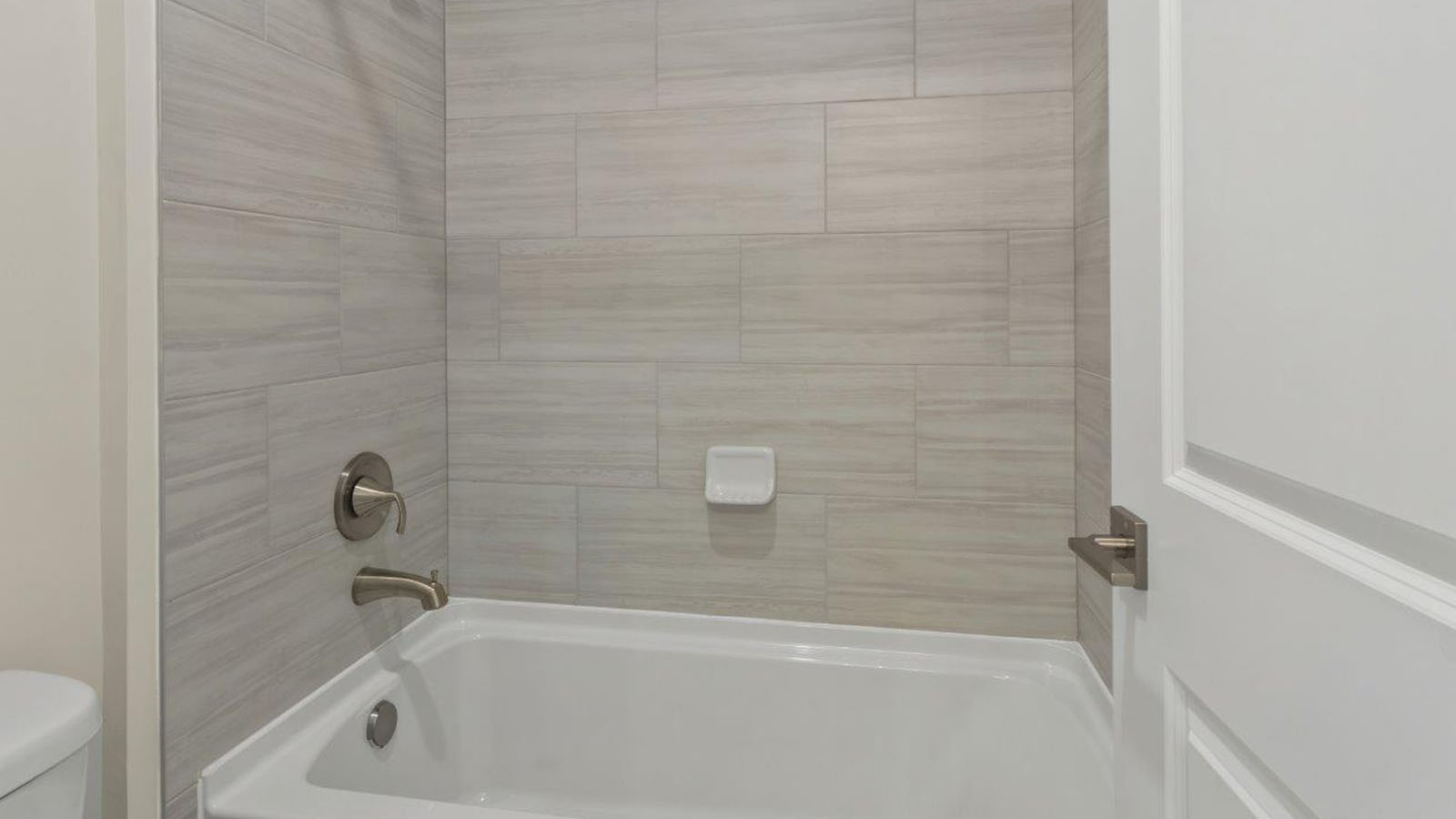 secondary full bathroom