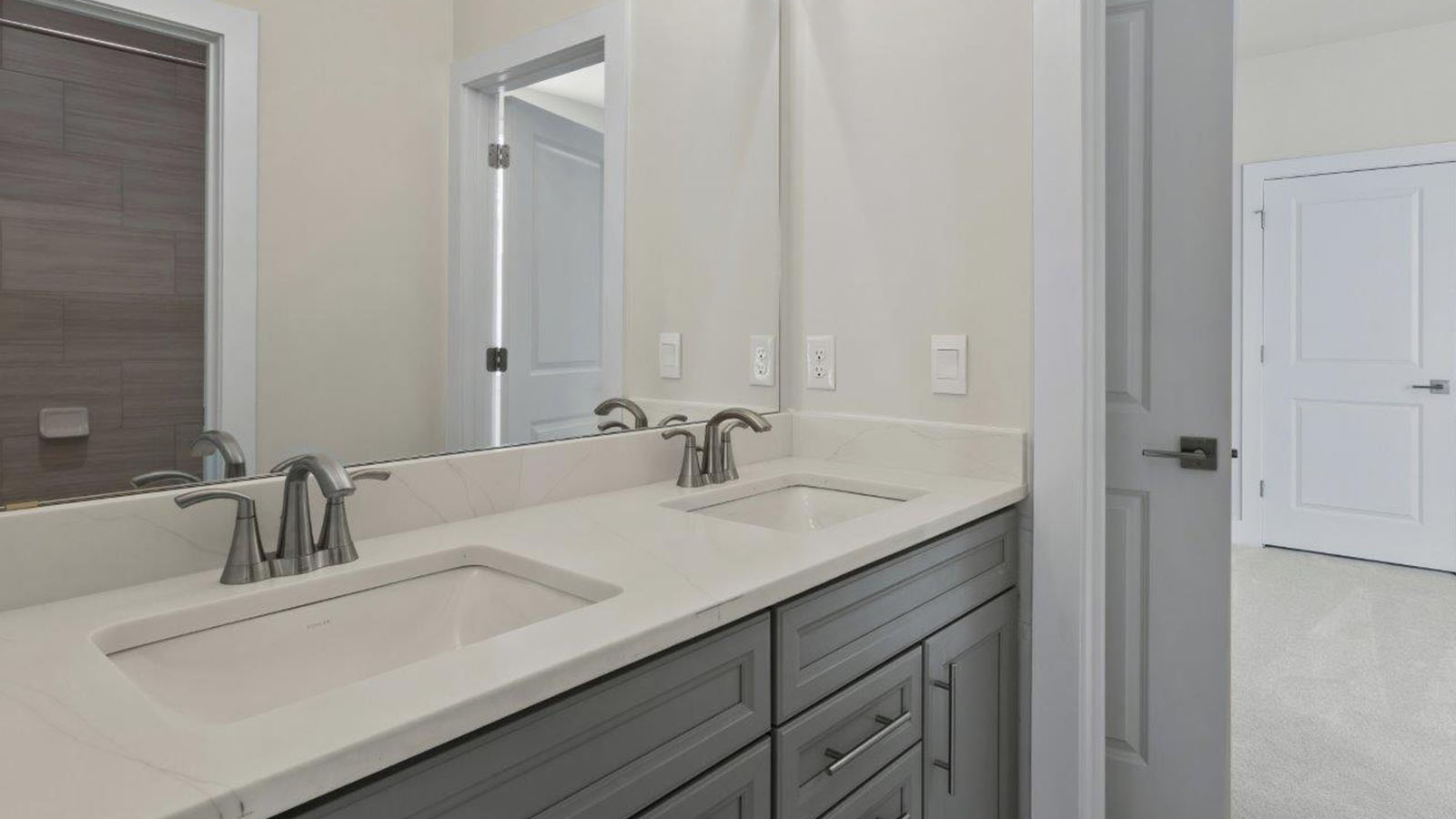 secondary full bathroom