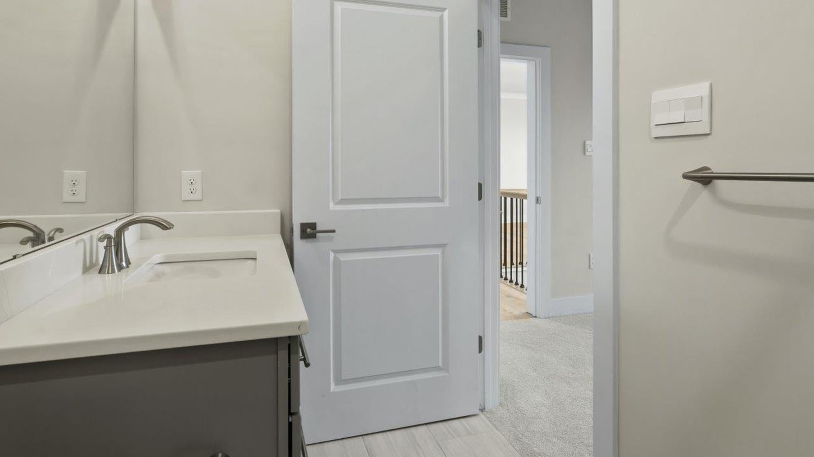 secondary full bathroom