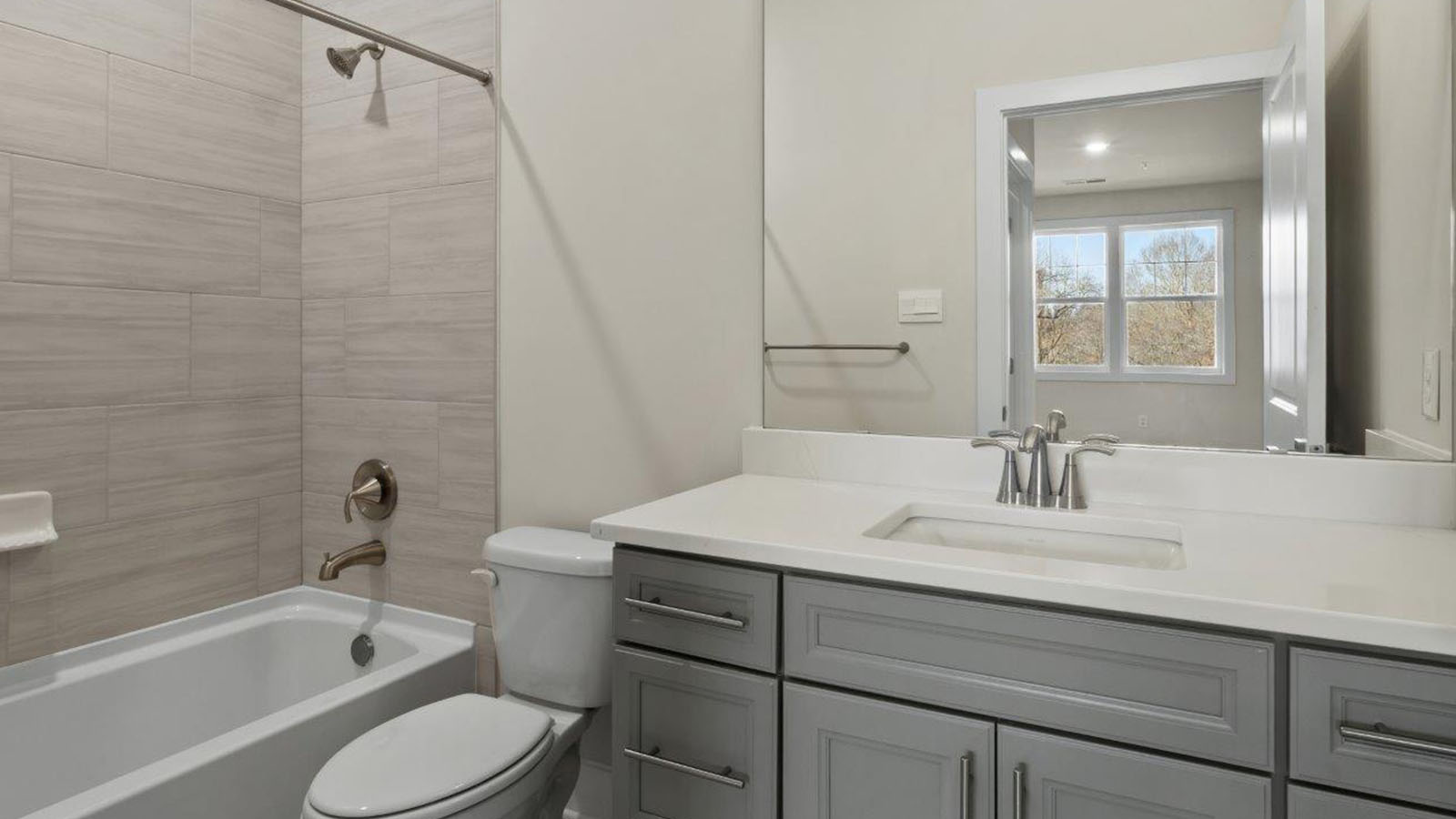 secondary full bathroom