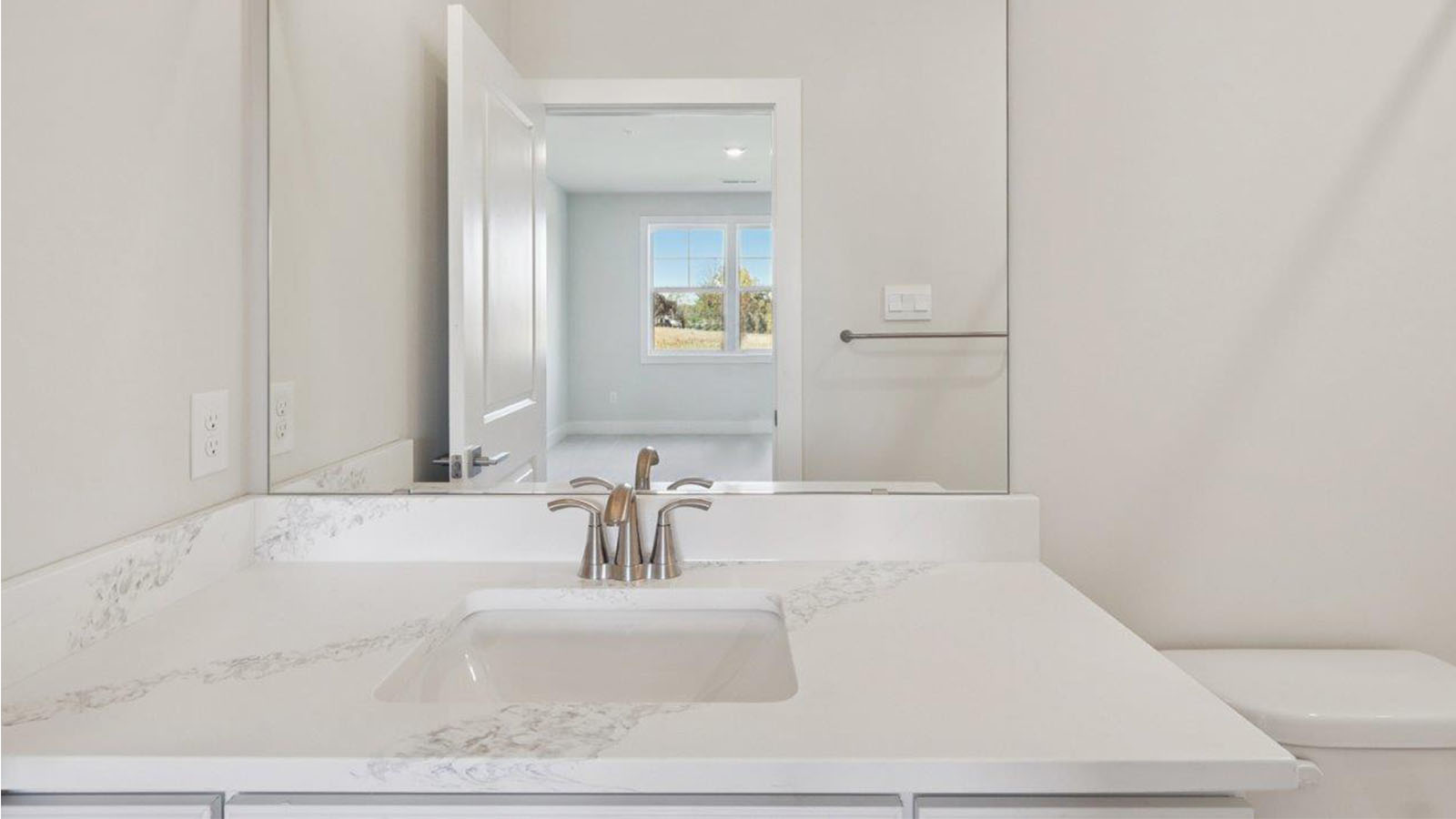 secondary full bathroom