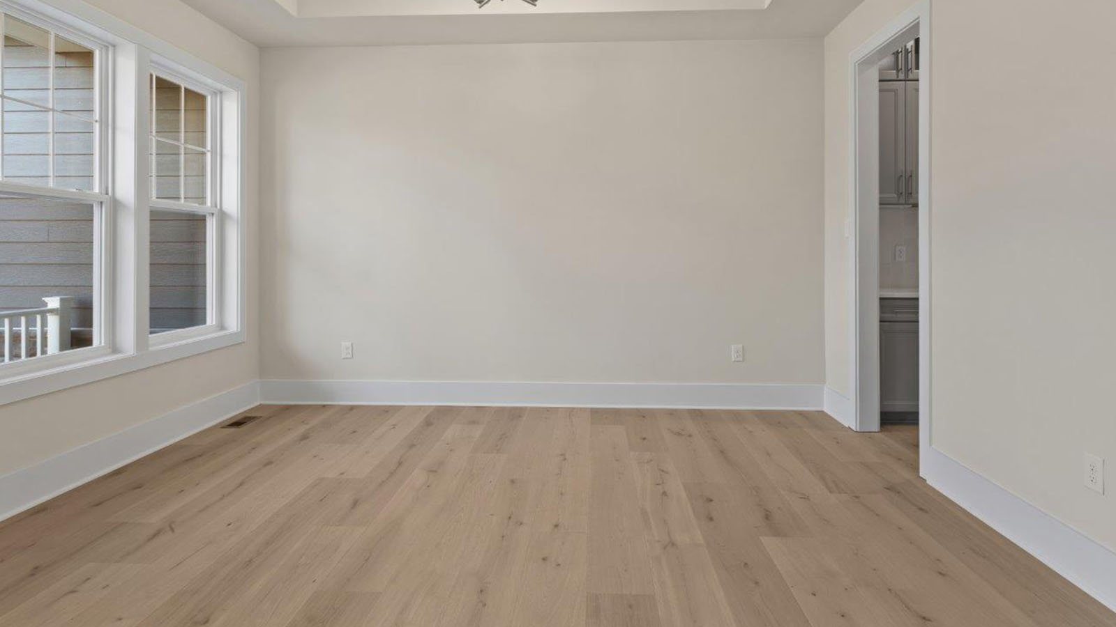 front flex room with natural light