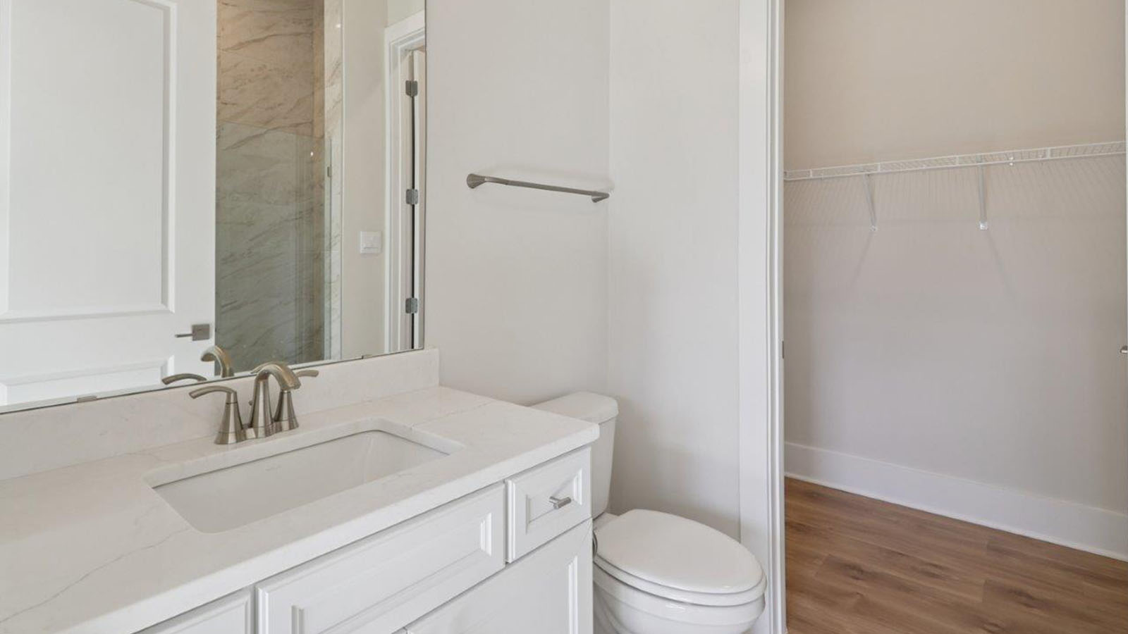 secondary full bathroom