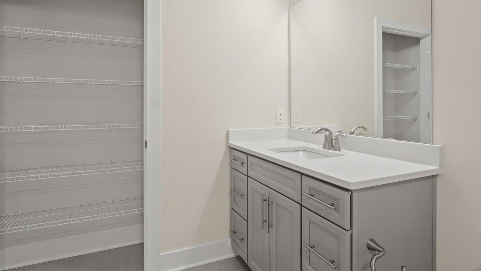 secondary full bathroom