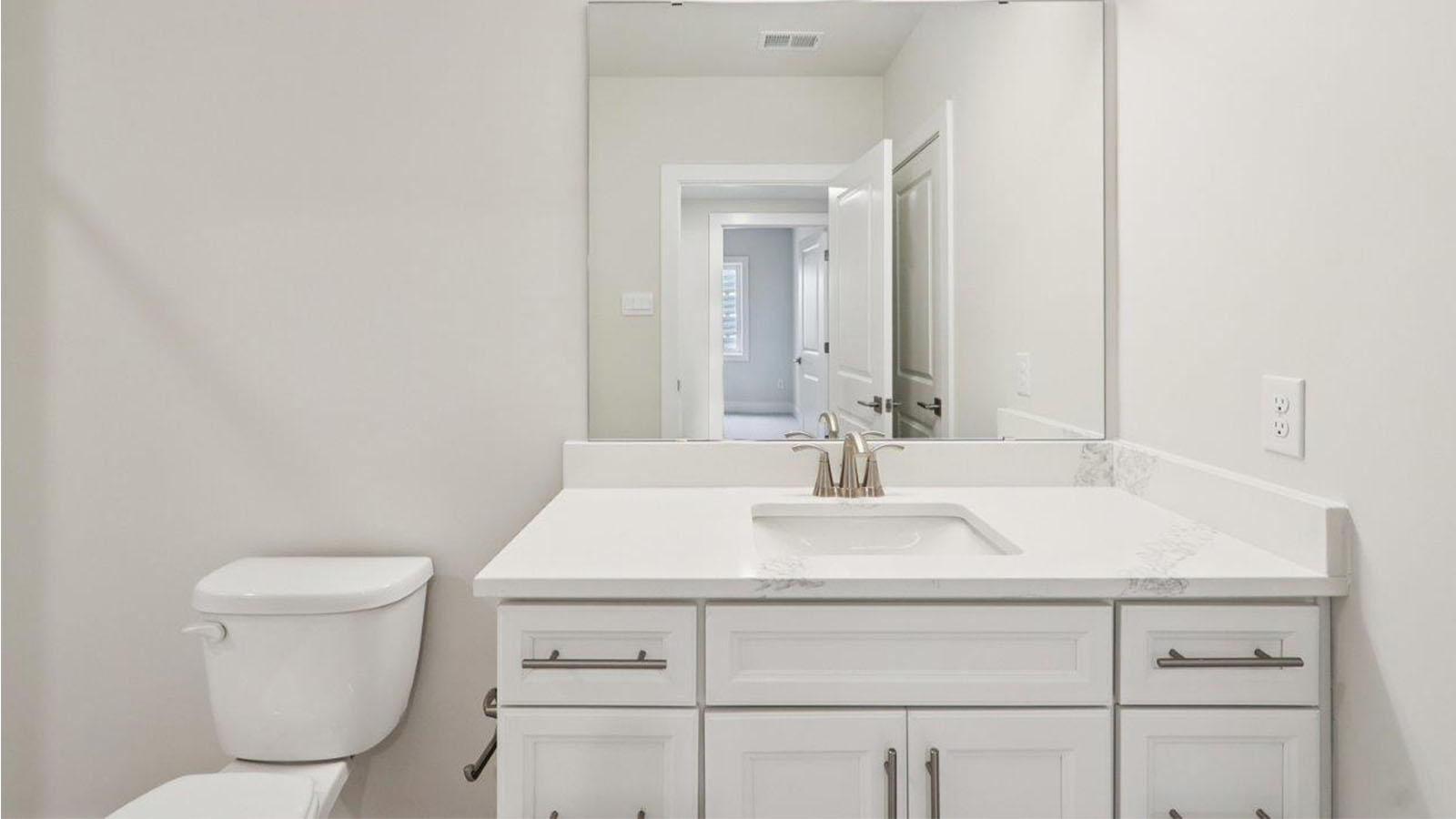 secondary full bathroom