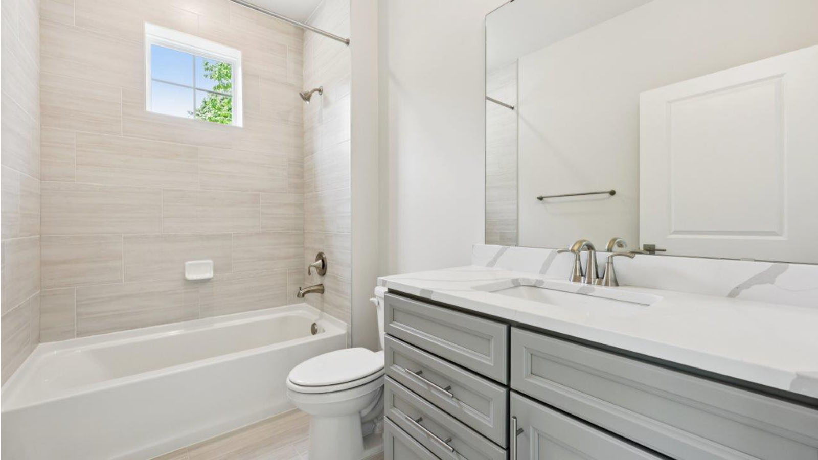 secondary full bathroom