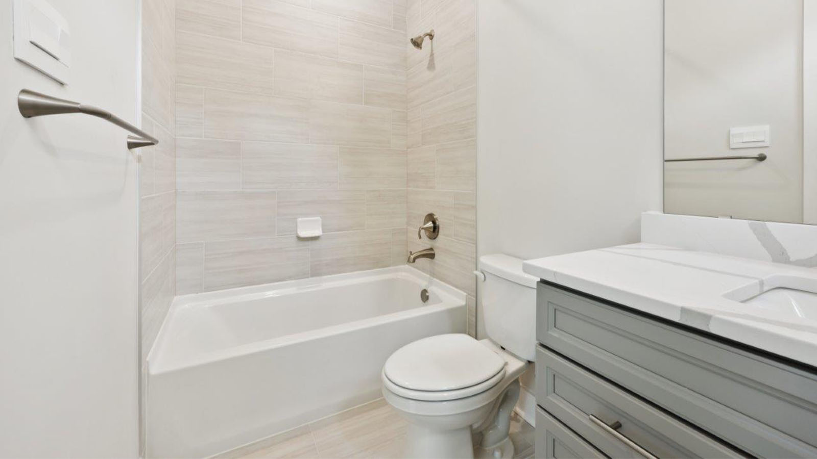 secondary full bathroom