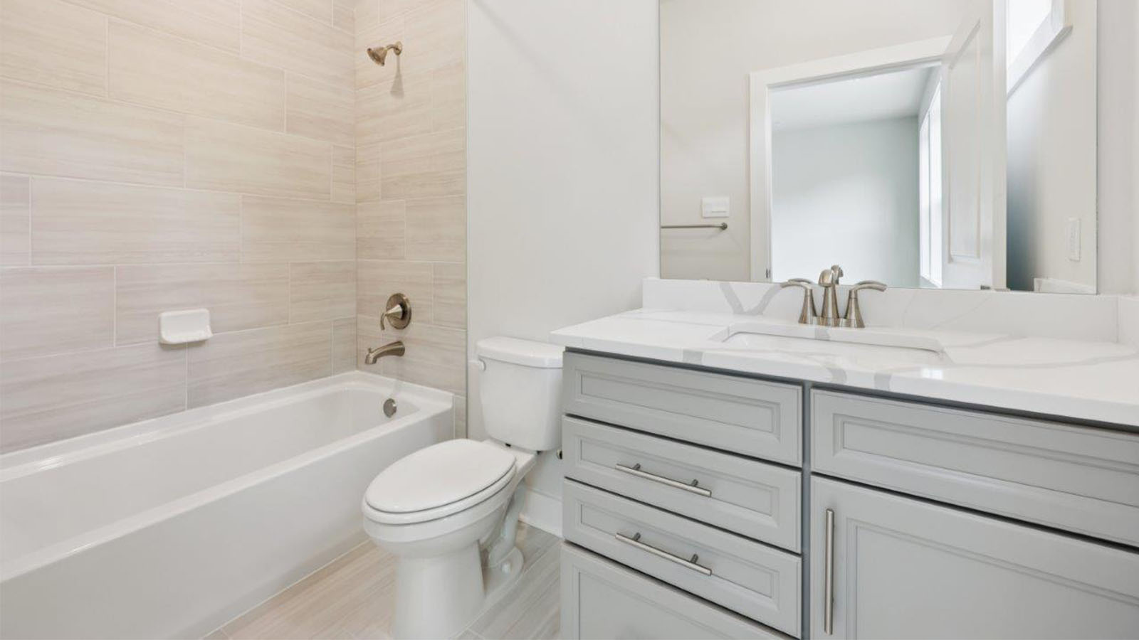 secondary full bathroom