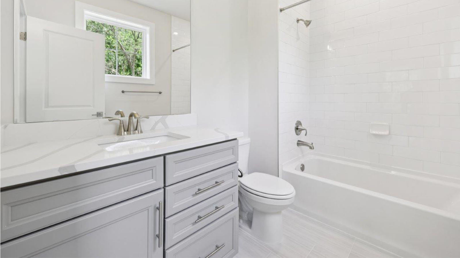 secondary full bathroom