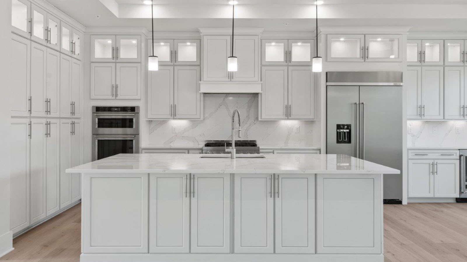 white shaker kitchen cabinets and quartz counters