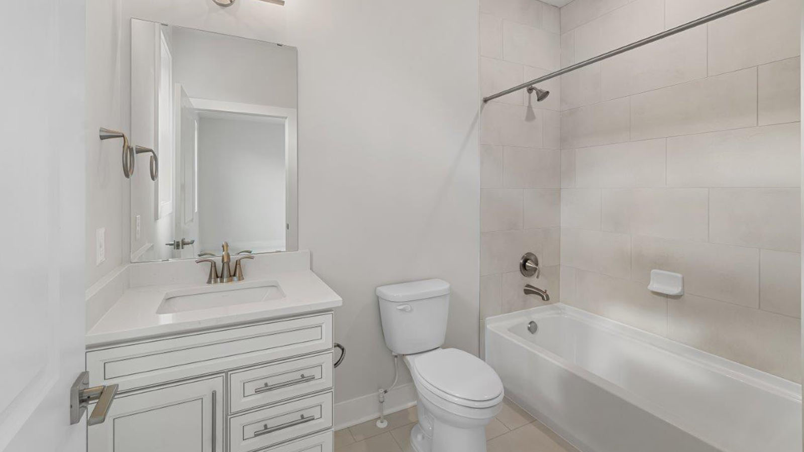 secondary full bathroom