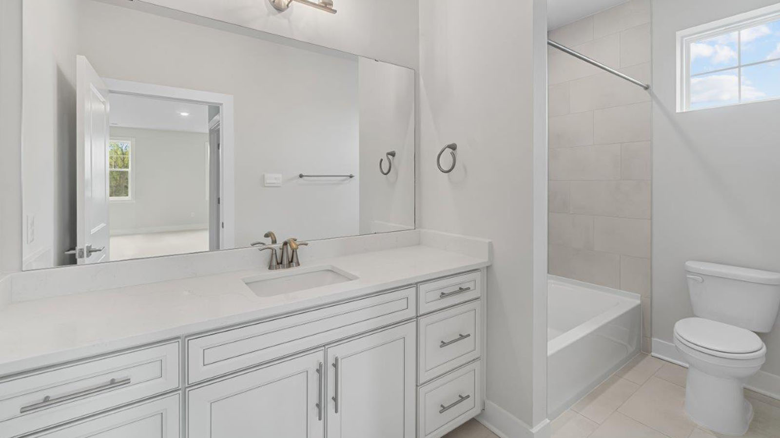 secondary full bathroom