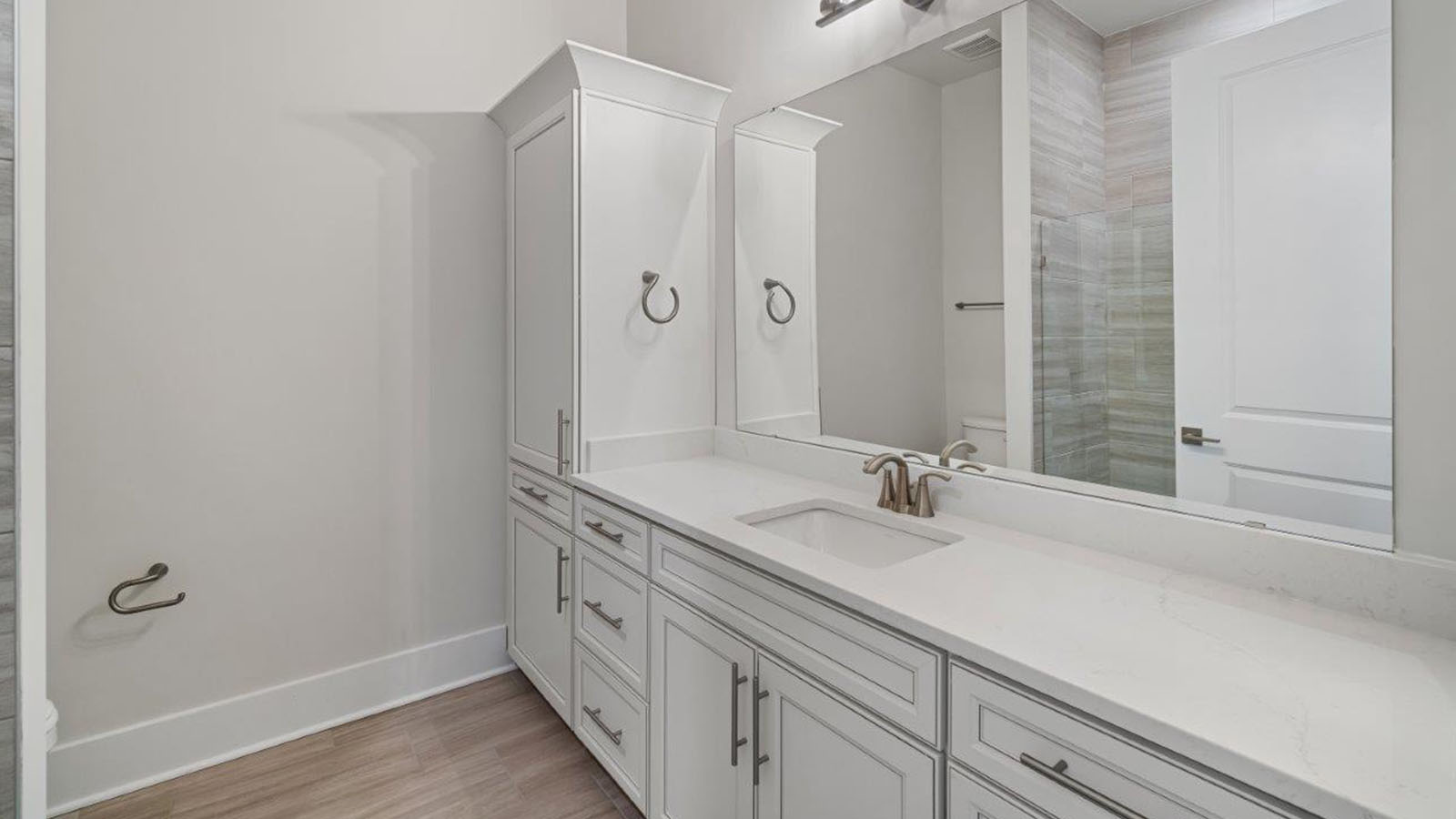 secondary full bathroom