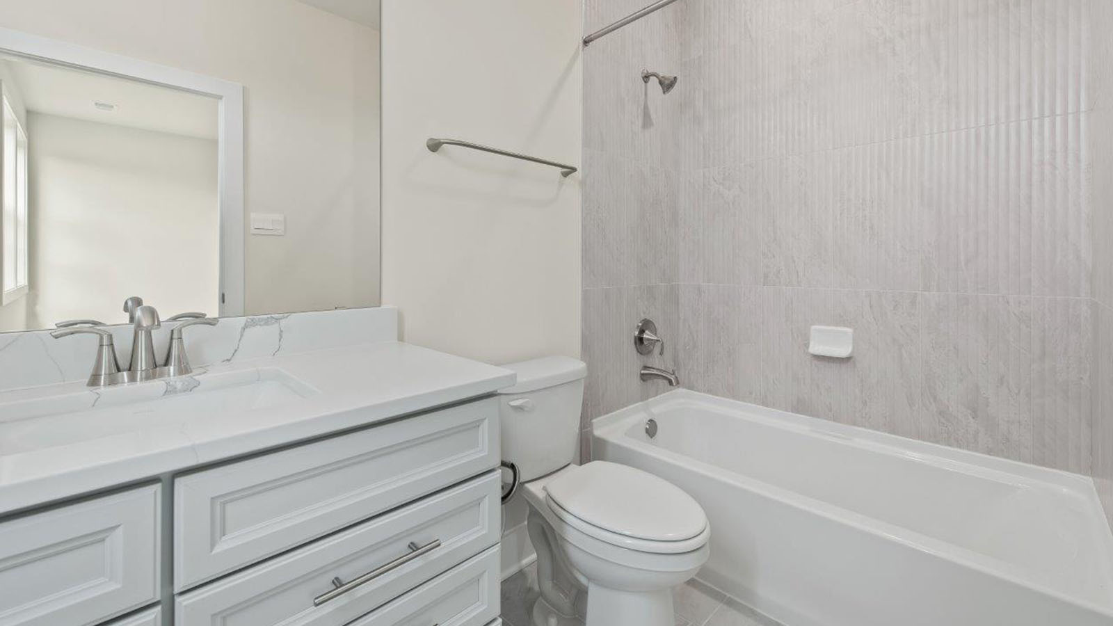 secondary full bathroom