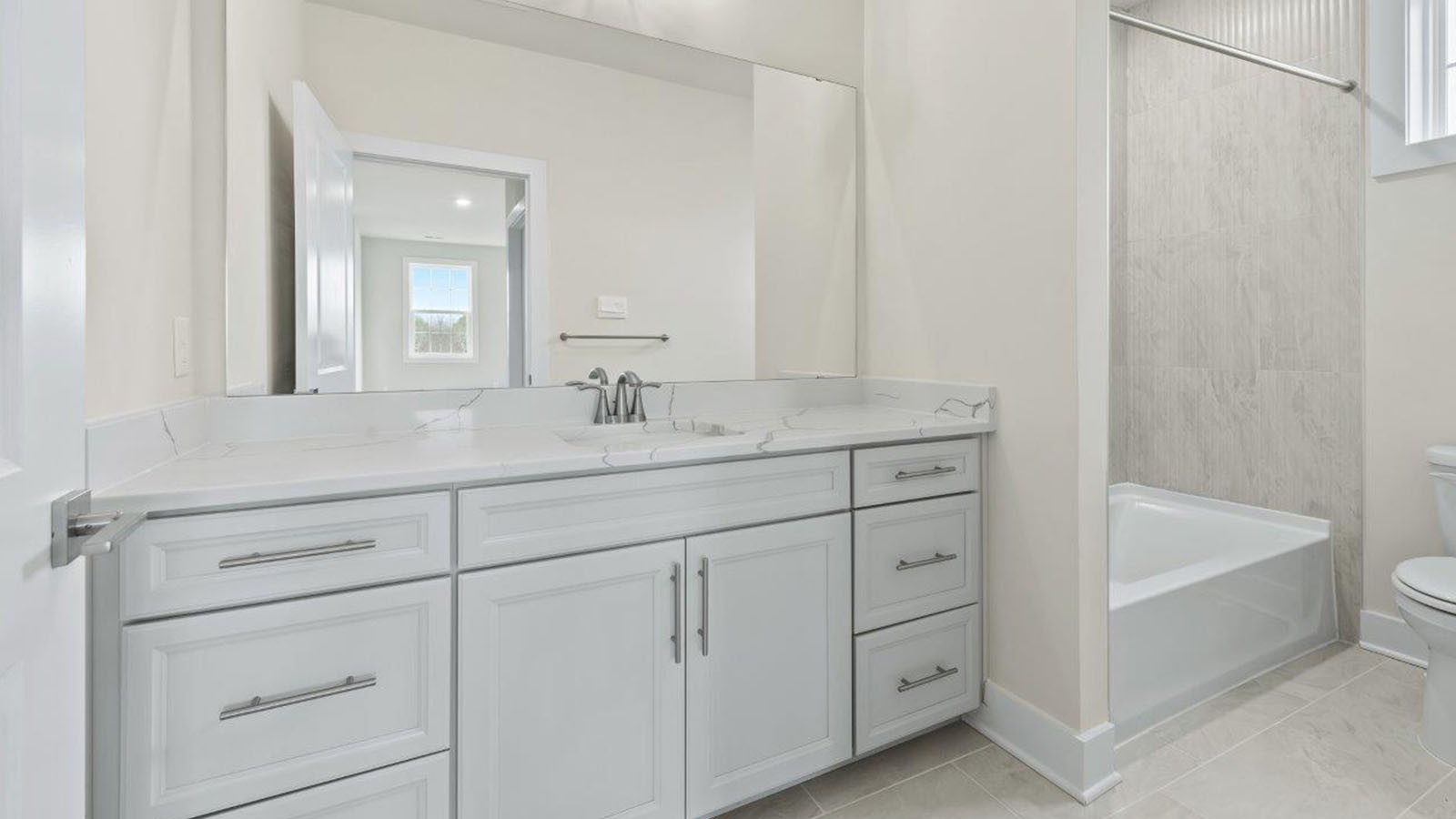 secondary full bathroom