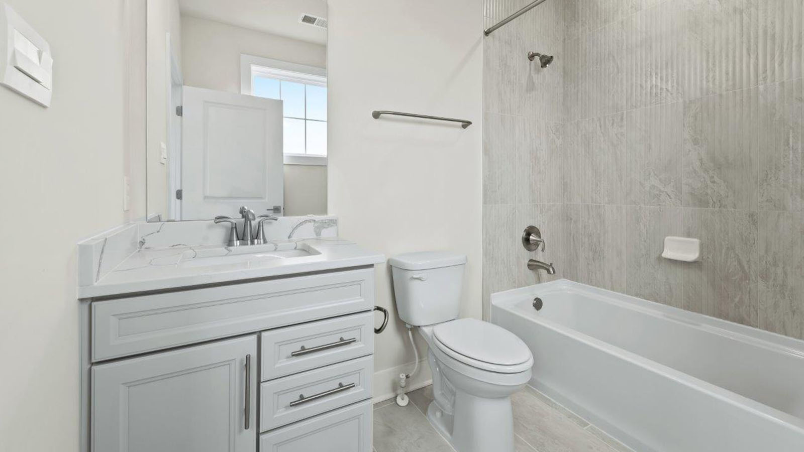 secondary full bathroom