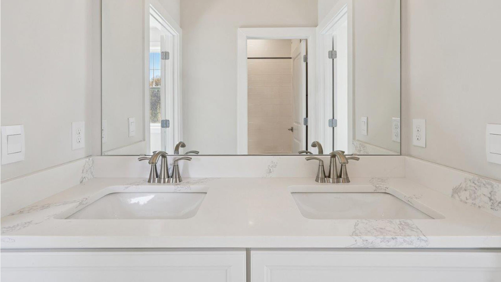 secondary full bathroom