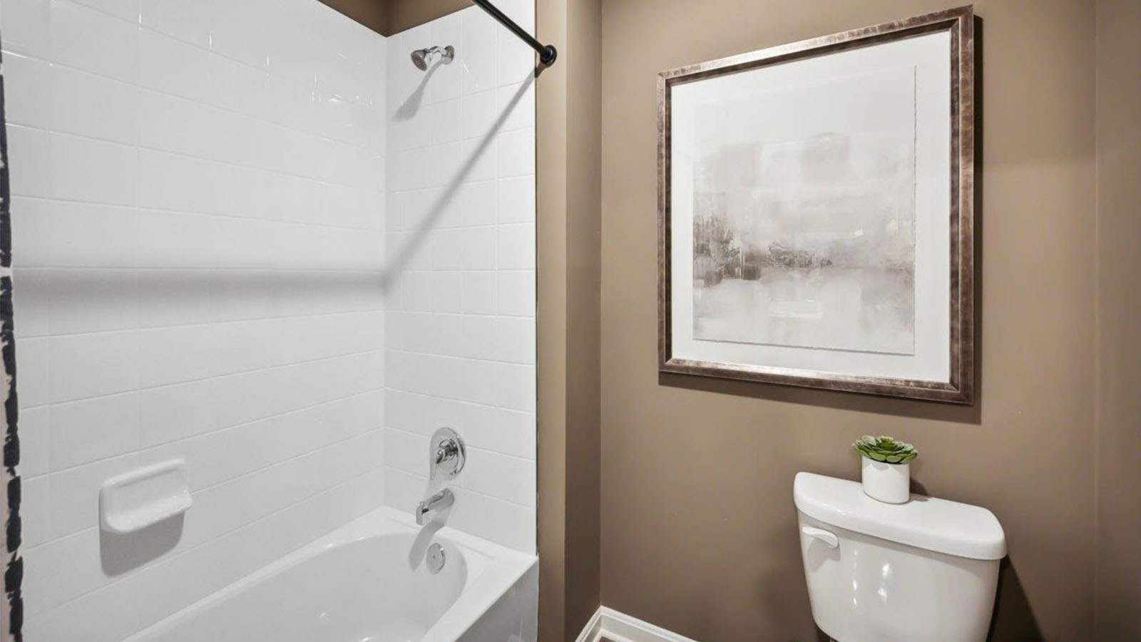 secondary full bathroom