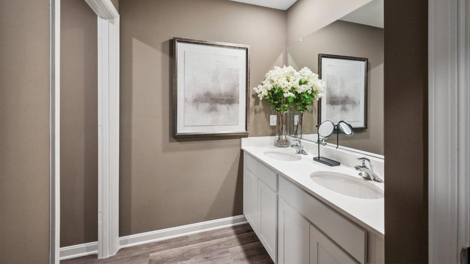 secondary full bathroom