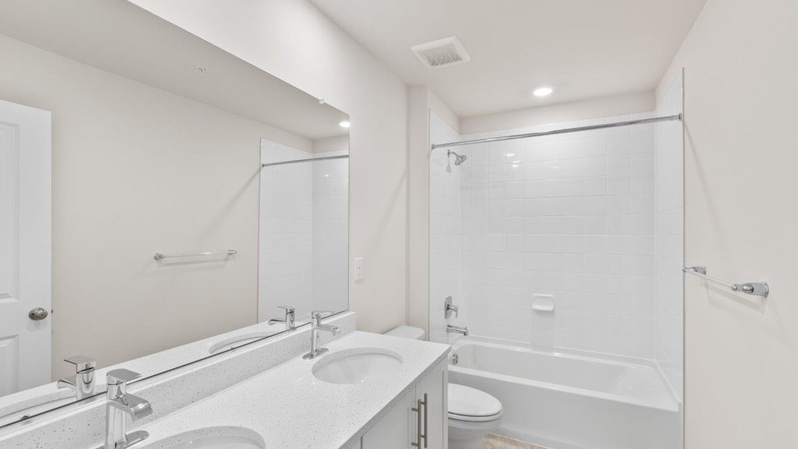 secondary full bathroom