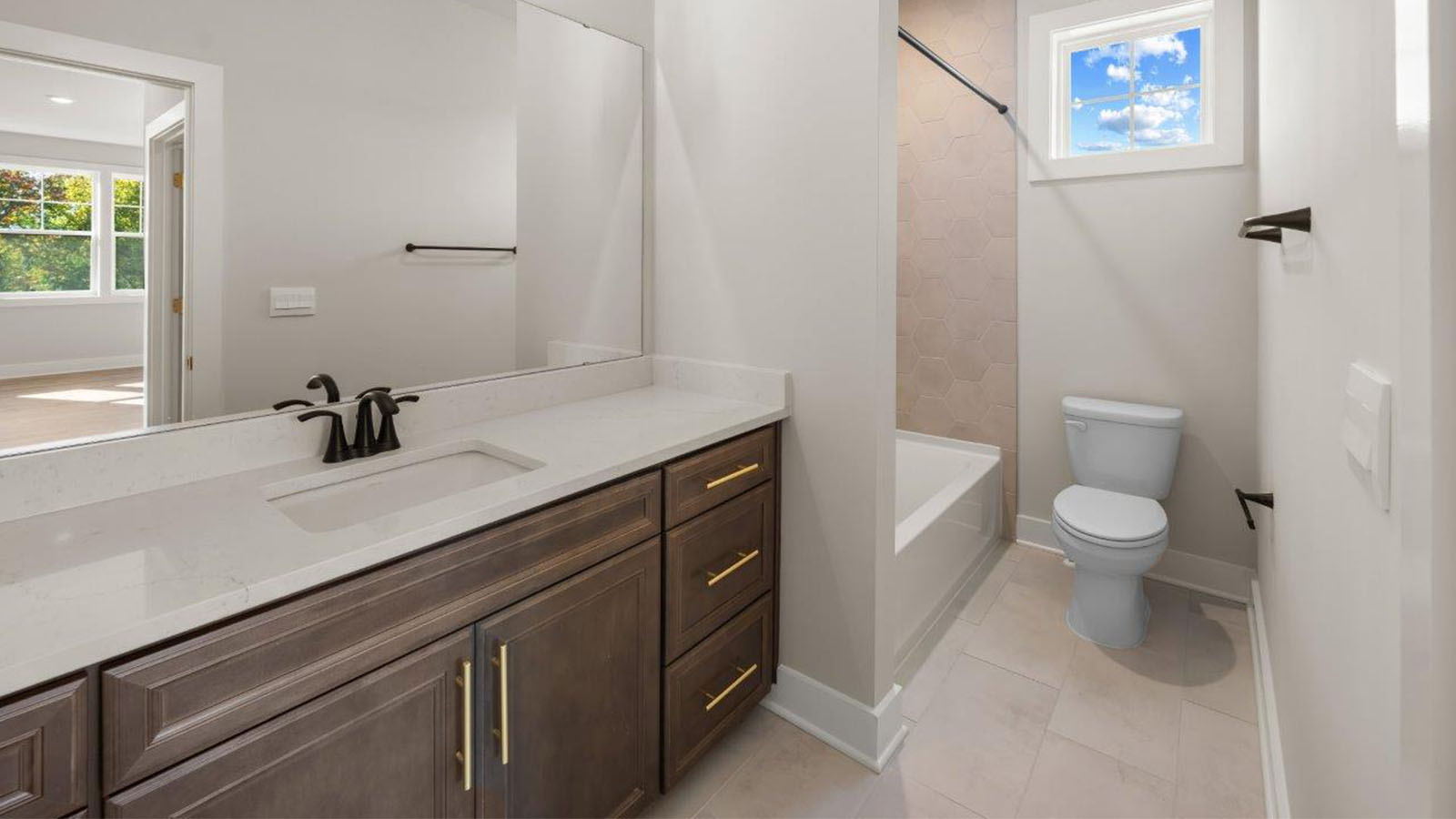 secondary full bathroom